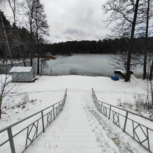 Лестница ведёт к замёрзшей тишине