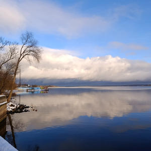 Облачная стена над зимним зеркалом