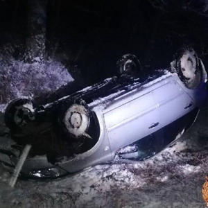 ДТП под Торжком: автомобиль опрокинулся на крышу, есть пострадавший