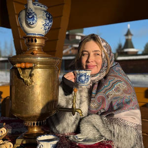 Чай из самовара на фоне куполов