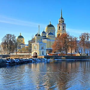 Золотые купола встречают первый снег