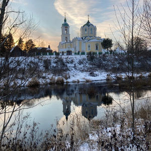 Зимнее зеркало: храм между небом и водой