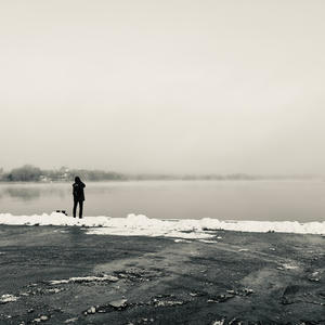 Силуэт на границе зимы и тумана