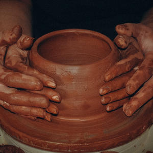 Подполковник из Осташкова раскрывает творческий потенциал в мастерской деревни Иванова Гора