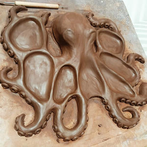 Подполковник из Осташкова раскрывает творческий потенциал в мастерской деревни Иванова Гора