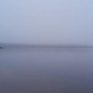 Туман стелется, вода дышит