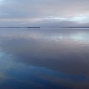 Небо тонет в воде, тишина дышит