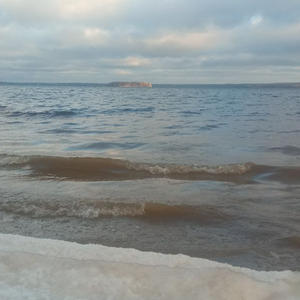 Лёд тает, волны шепчут