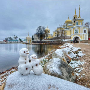 Два снеговика у монастырских стен