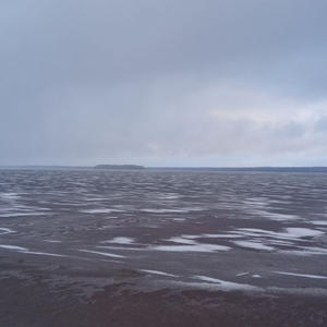 Лёд дышит под серым небом