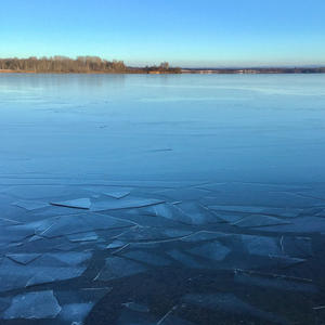 Ледяная мозаика у зимнего берега