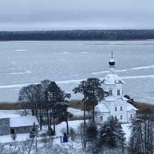 Белый храм на краю замёрзшего озера