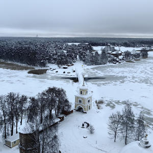 Зимняя тишина над замёрзшим озером