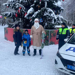Полицейские Осташкова стали Дедом Морозом для горожан