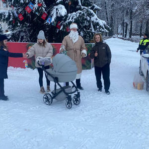 Полицейские Осташкова стали Дедом Морозом для горожан