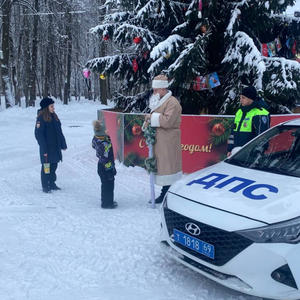 Полицейские Осташкова стали Дедом Морозом для горожан