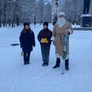 Полицейские Осташкова стали Дедом Морозом для горожан