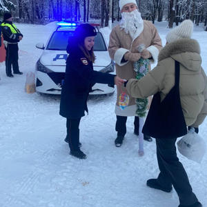 Полицейские Осташкова стали Дедом Морозом для горожан