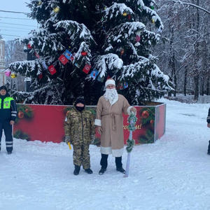 Полицейские Осташкова стали Дедом Морозом для горожан