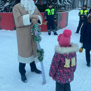 Полицейские Осташкова стали Дедом Морозом для горожан