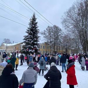 Большой детский новогодний праздник прошёл на площади Свободы в Осташкове