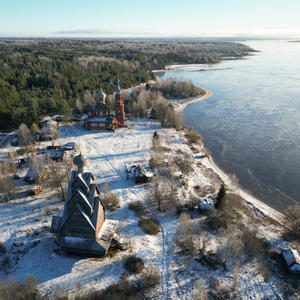 Зимний покой на краю замёрзшего озера