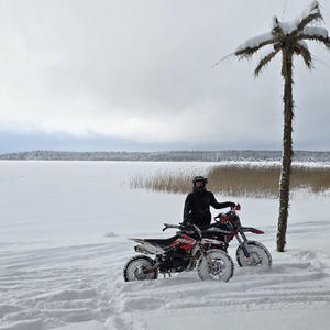 Зимний мотоцикл у пальмы на льду