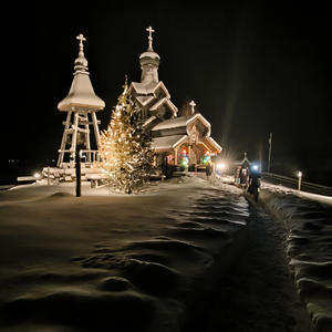 Снег, огоньки и тишина — зимняя сказка на берегу