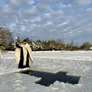 Крещенская прорубь под облачным небом