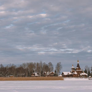 Зимний храм на краю льда