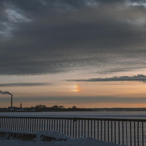Золотой диск над ледяной гладью