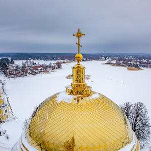 Золотой купол над замёрзшим озером