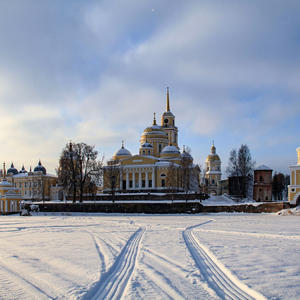 Зимний свет над монастырём