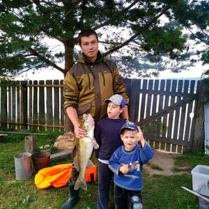 Рыбак из Осташковского района вытащил супер-окуня на Селигере и царь-щуку на Волго