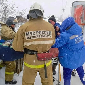 В Селижарово спасатели вытащили из колодца женщину и передали её медикам