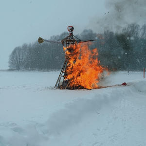 Огонь в снегу: ритуал на кромке зимы