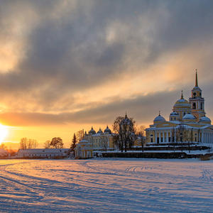 Золото заката на снежном берегу монастыря
