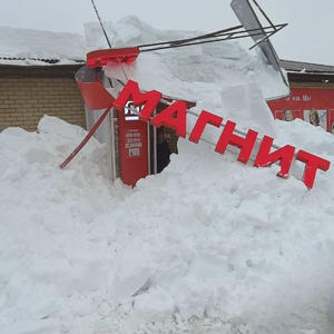 Сход снега с крыши магазина «Магнит» на Загородной улице в Осташкове: логотип повреждён, вход завален