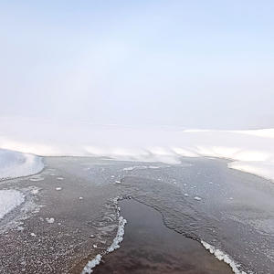 Трещина в зиме, где вода шепчет о весне