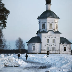 Белый храм в снежной тишине