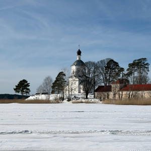 Белый храм на ледяной глади