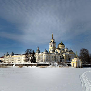 Зимний монастырь под небом в кружеве