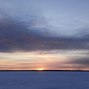 Зимний закат на льду — тишина и огонь