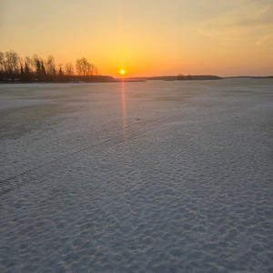 Ледяной ковёр под золотым закатом