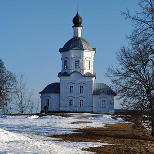 Белая церковь на краю зимы