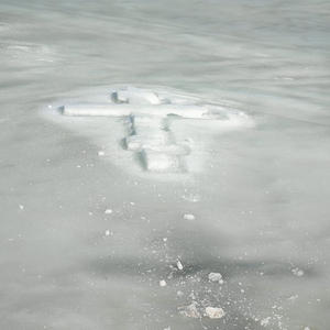 Крест в льду — тихий зимний намёк