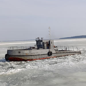 Ледокол в тишине замерзшего озера