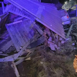 В Селижарове Mitsubishi влетел в гараж: трое в больнице