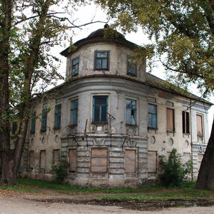 В Осташкове продают девять помещений в старинном доме с башенкой