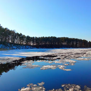 Зеркало между льдом и небом
